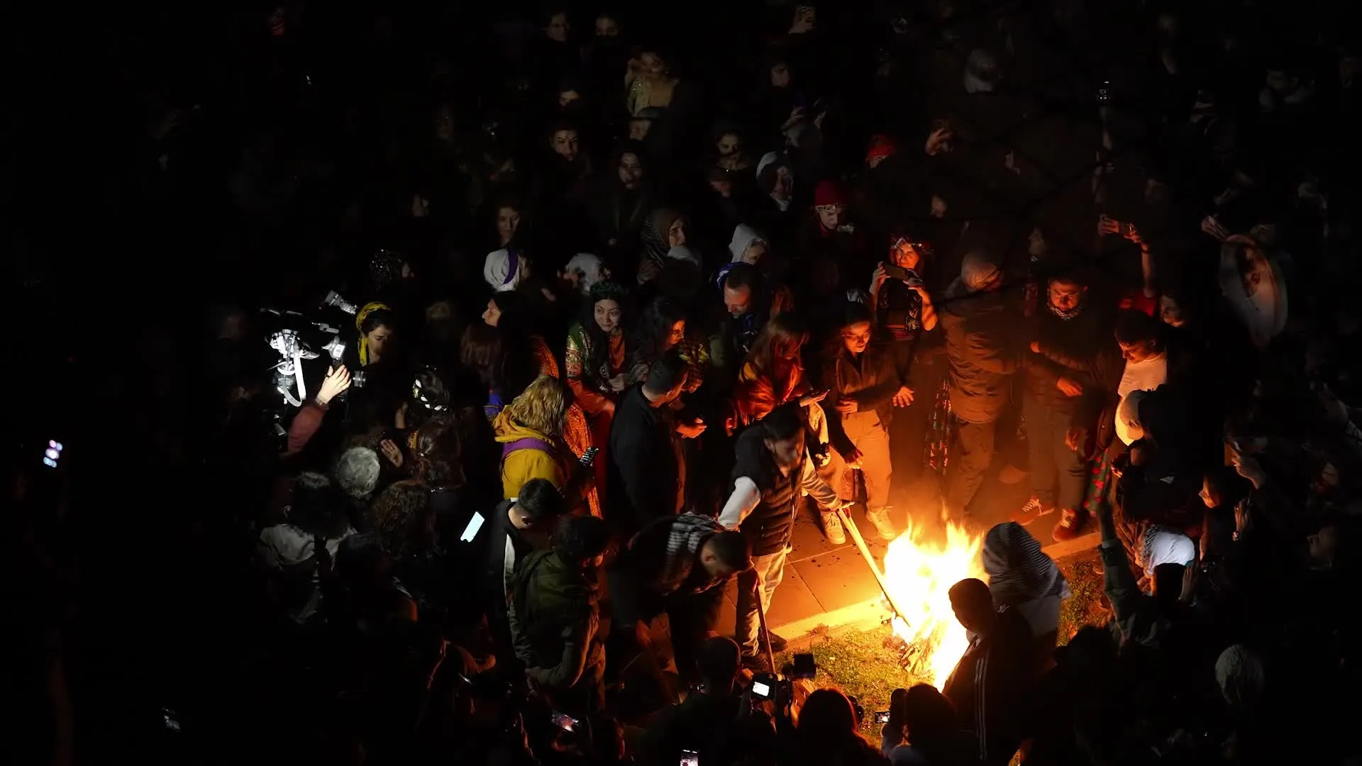 Diyarbakır’da Nevruz ateşi Ben u Sen Burcu’nda yakıldı